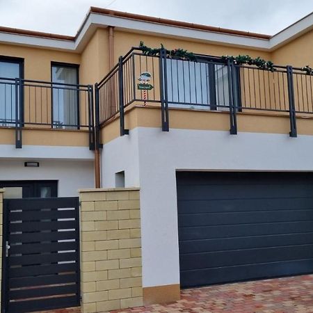 Sarkcsillag Teljes Csaladihaz- Star Complete Family House Apartment Szeged Bagian luar foto