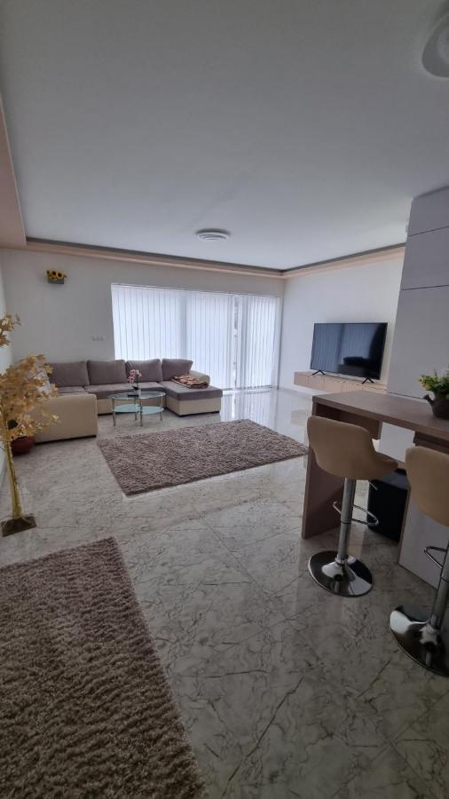 Sarkcsillag Teljes Csaladihaz- Star Complete Family House Apartment Szeged Bagian luar foto