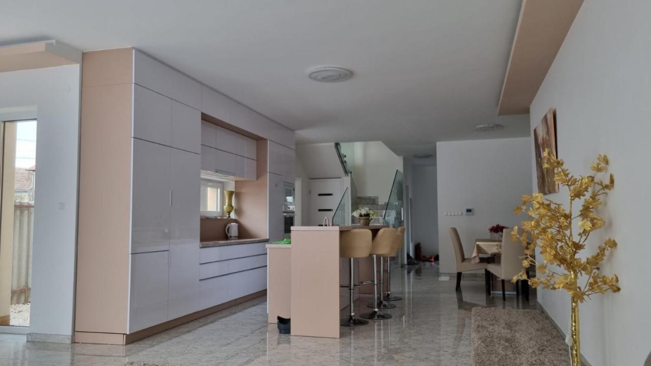 Sarkcsillag Teljes Csaladihaz- Star Complete Family House Apartment Szeged Bagian luar foto