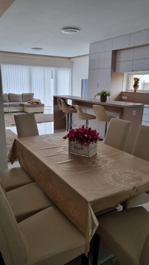 Sarkcsillag Teljes Csaladihaz- Star Complete Family House Apartment Szeged Bagian luar foto
