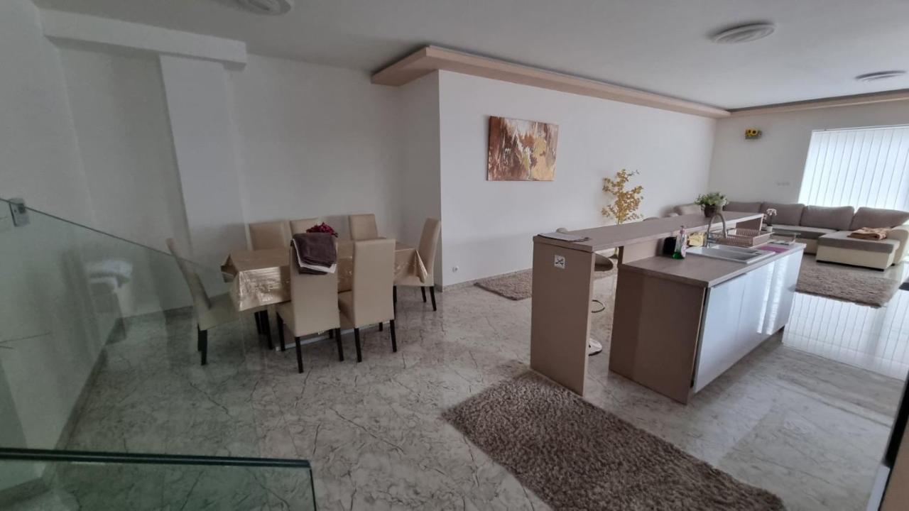 Sarkcsillag Teljes Csaladihaz- Star Complete Family House Apartment Szeged Bagian luar foto