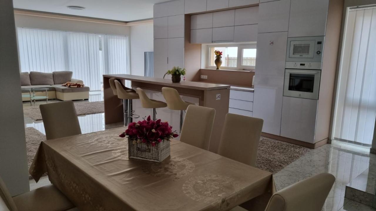 Sarkcsillag Teljes Csaladihaz- Star Complete Family House Apartment Szeged Bagian luar foto